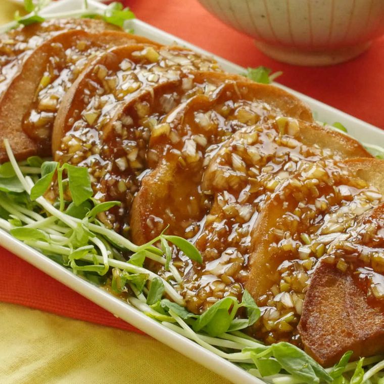 白い容器に入っている車麩油淋鶏