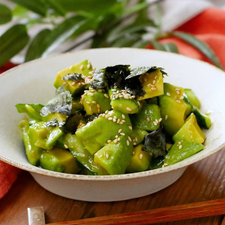 白い器に盛り付けられたアボカド中華サラダ