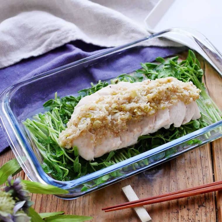 透明の器に盛り付けられた、鶏むね肉と豆苗のレンジ蒸し