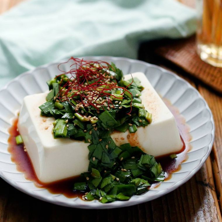 豆腐にニラだれをかけた、中華風の冷奴