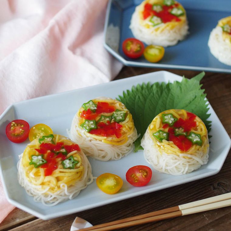 水色の皿に盛られたそうめんの天の川ゼリー寄せ