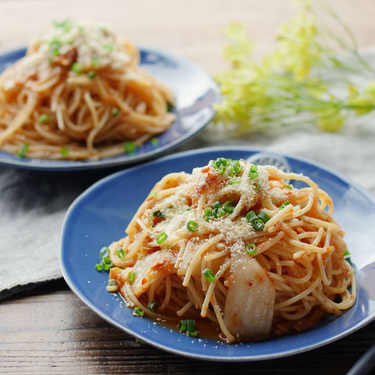 青い皿に盛られたツナキムチパスタ