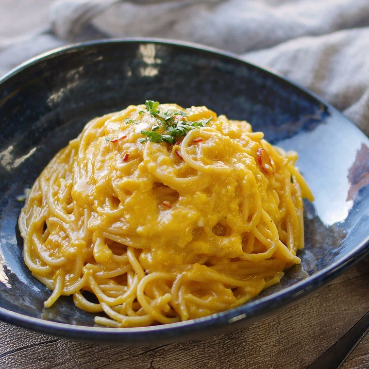 青い皿に盛られたぺぺたま