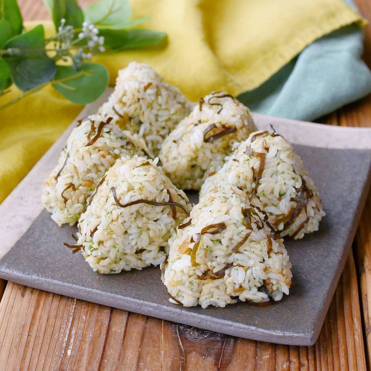 グレーの皿に置かれた塩こんぶの天かすおにぎり