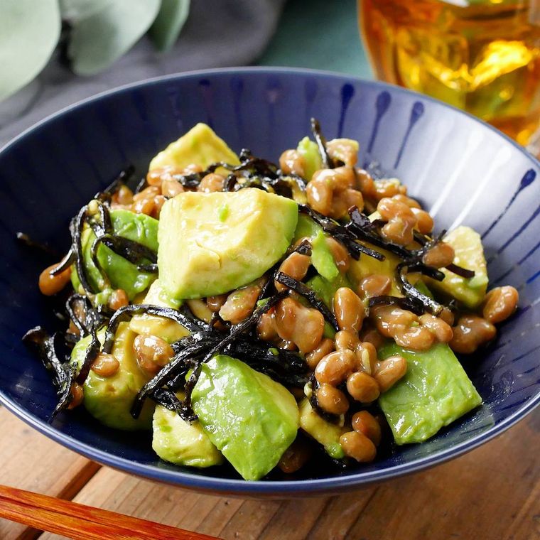 青い皿に盛り付けた納豆とアボカドの塩こんぶ和え
