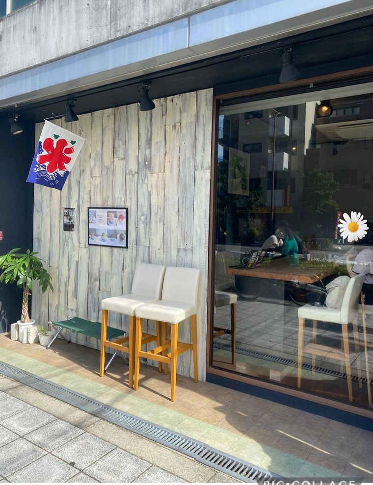 氷の暖簾がかかった落ち着いた雰囲気の店頭