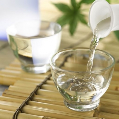 肌に透明感が戻る!「日本酒化粧水」の効果とやり方まとめ