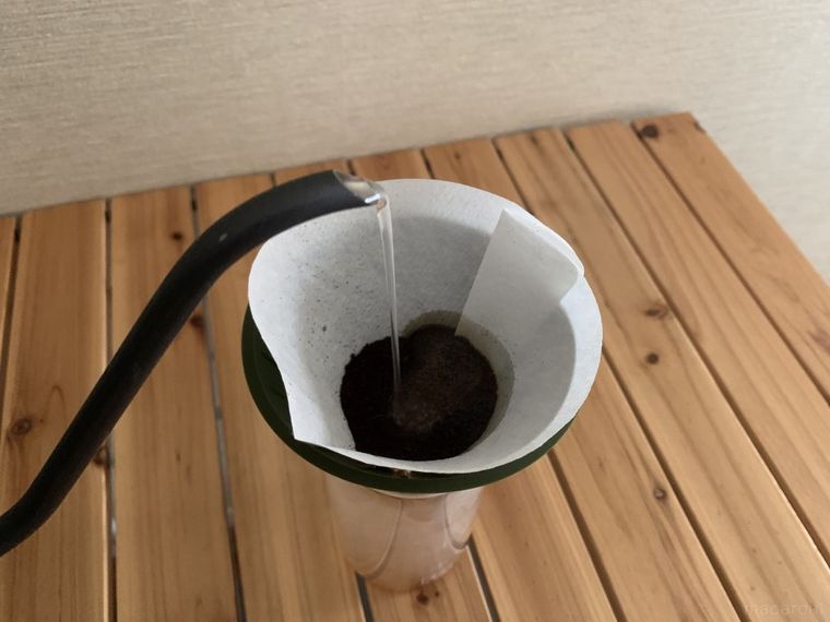 円錐形ドリッパーにお湯を注ぐ