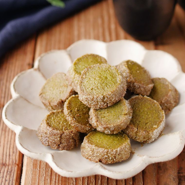 白い器に緑茶クッキーが盛り付けられている
