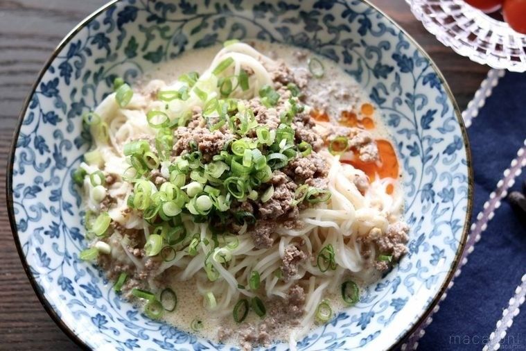 唐草模様の皿に盛られた担々麺風そうめん