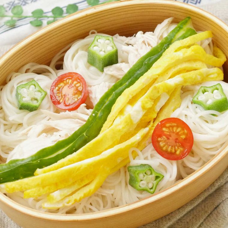 蒸し鶏や錦糸卵、きゅうり、オクラなどを盛りつけたそうめん弁当