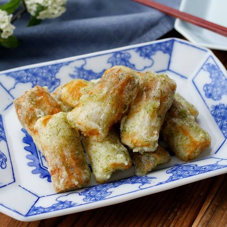 陶器に盛り付けたちくわの磯辺揚げ