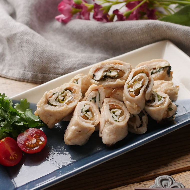 白い器に盛り付けた 鶏ささみの梅しそロール焼き