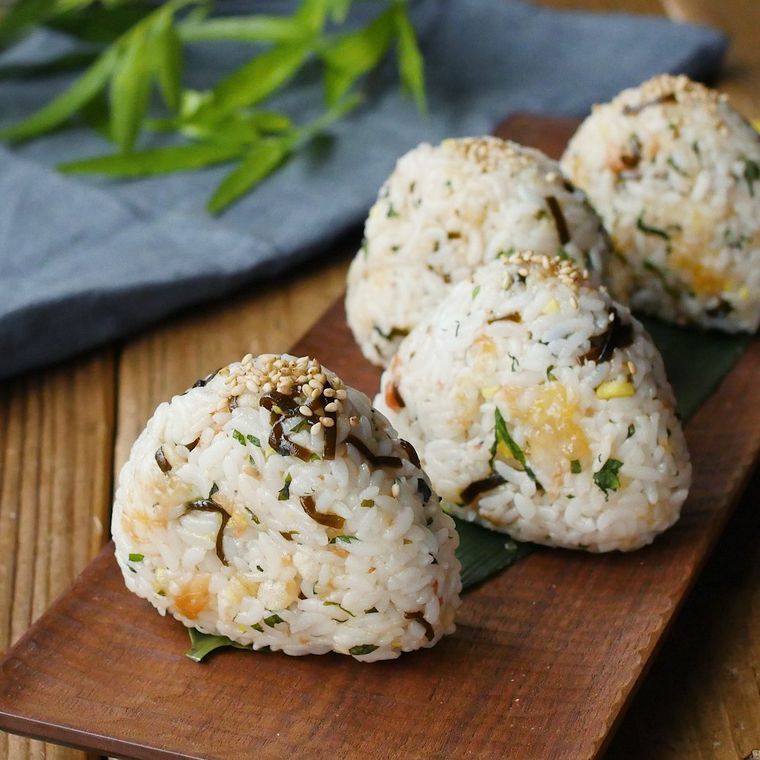 木のプレートに盛りつけられた梅干しと塩こんぶの揚げ玉おにぎり