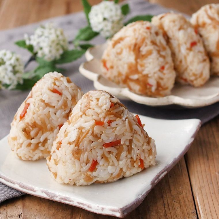 白い皿に盛りつけられた揚げ玉きんぴらおにぎり