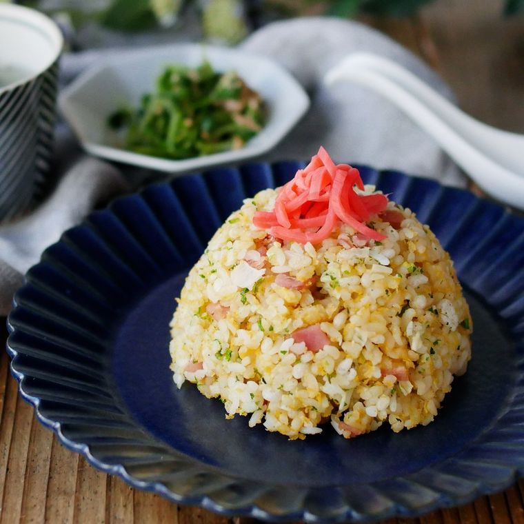 藍色の皿に盛りつけられた揚げ玉とハムの卵チャーハン