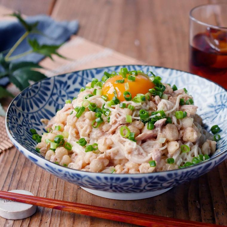 青い総柄模様の皿に盛りつけられた揚げ玉入りのツナマヨそうめん