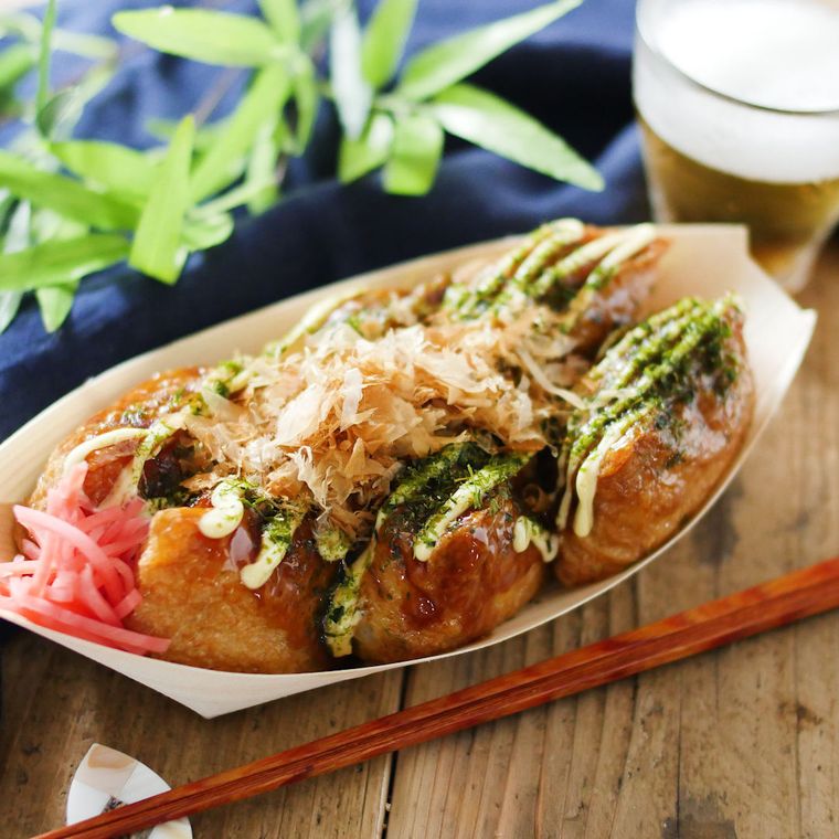 経木の舟皿に盛りつけられているたこ焼き風いなりと紅しょうが