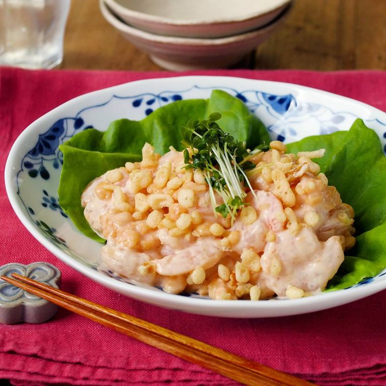 青い模様入りの皿に盛りつけられた揚げ玉衣のえびマヨネーズ