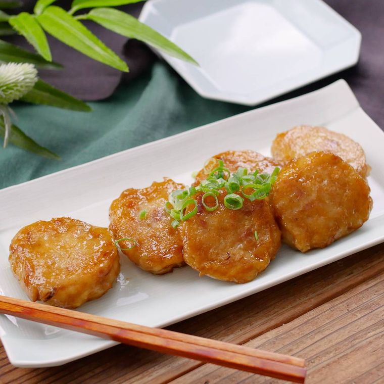 白い角形の皿に盛り付けた豆腐とツナのもちもち焼き