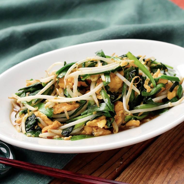 白い楕円形の皿に盛り付けられニラ玉もやしのオイスター炒め