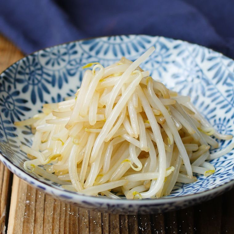 青い和皿に盛り付けられたもやし炒め