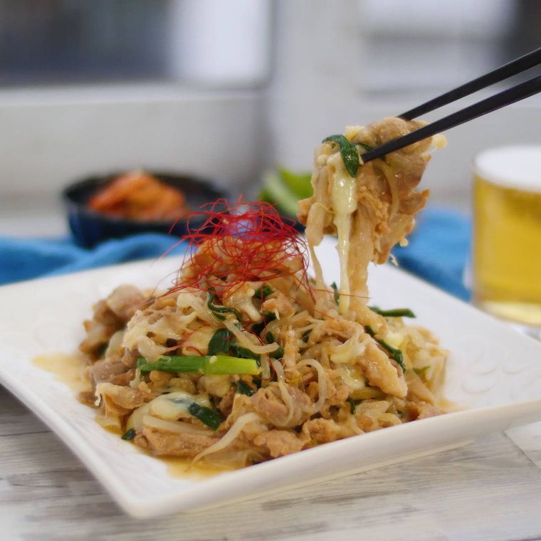 白い四角の洋風の皿に盛り付けられた豚肉のチーズプルコギ