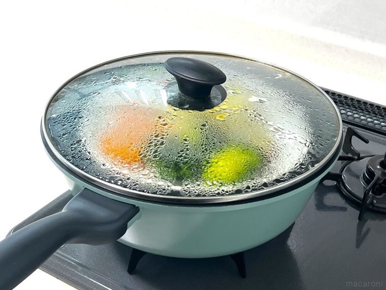 フライパンで野菜を蒸している様子