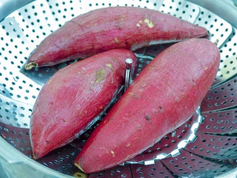 さつまいもを圧力鍋で蒸している様子