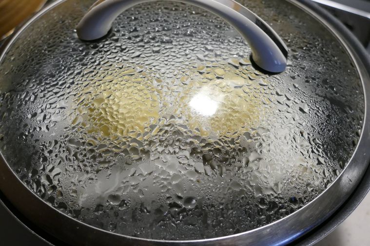 フライパンで蒸しパンを作っている様子