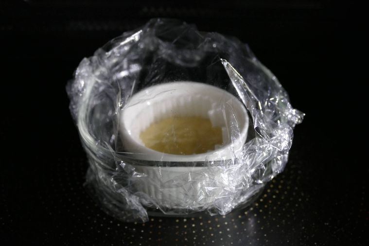 電子レンジで蒸しパンを作っている様子