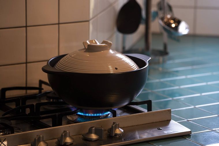 コンロで土鍋に火をかけているところ