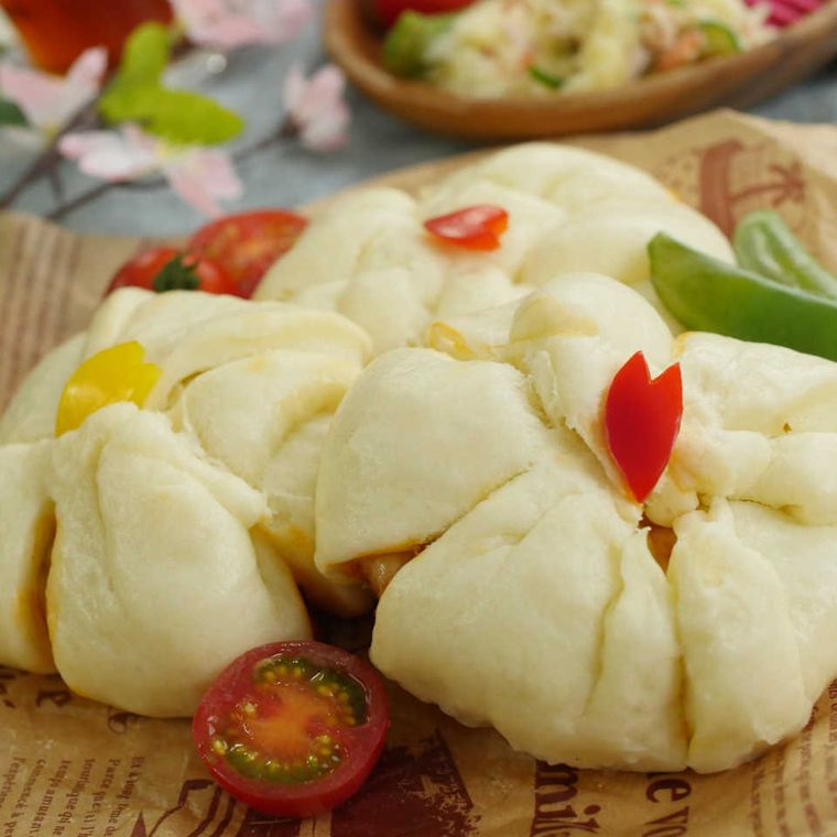 ワックスペーパーの上にのっているチーズ入りピザまん