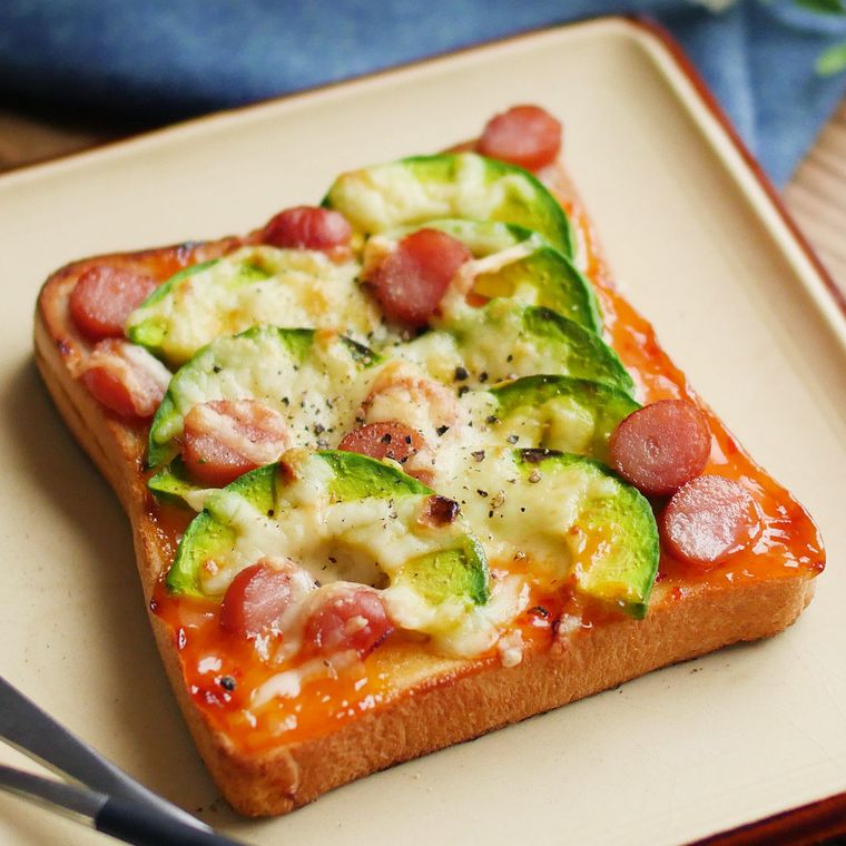 ピリ辛チリソースとウィンナーのアボカドチーズトースト
