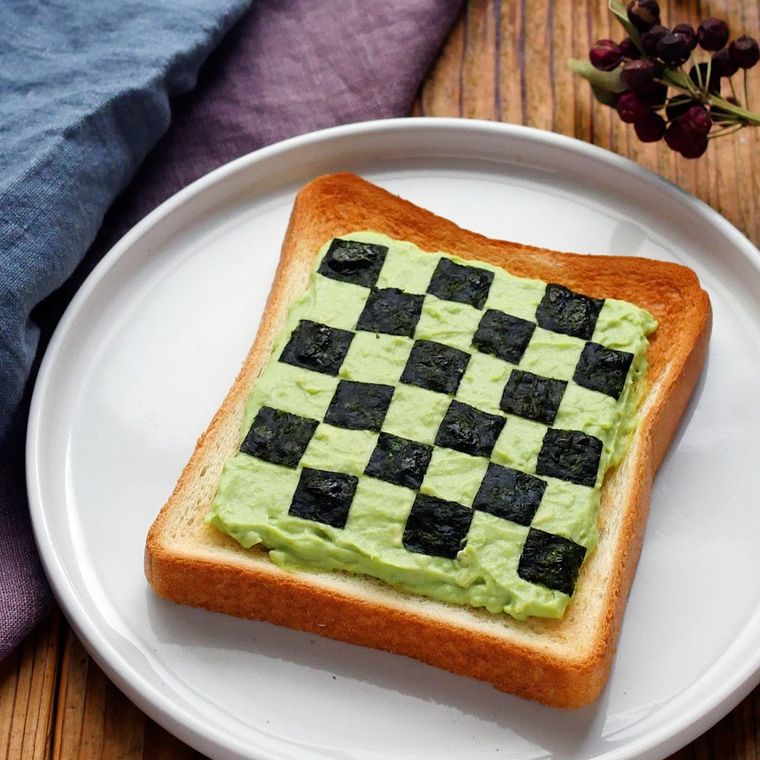 格子柄ののりマヨアボカドチーズトースト