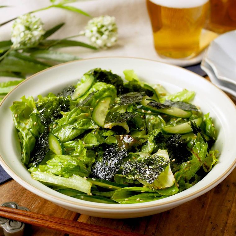 タレから作るチョレギサラダが皿に盛り付けられているところ