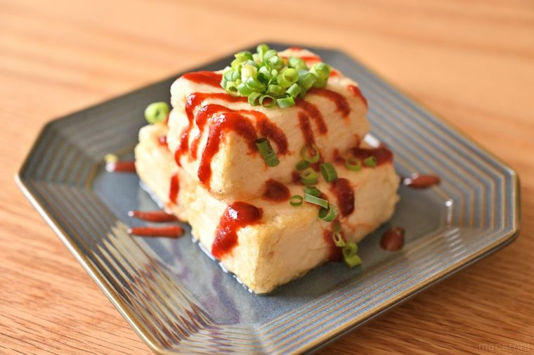 シラチャーソースがかかった2段重ねの豆腐ステーキ