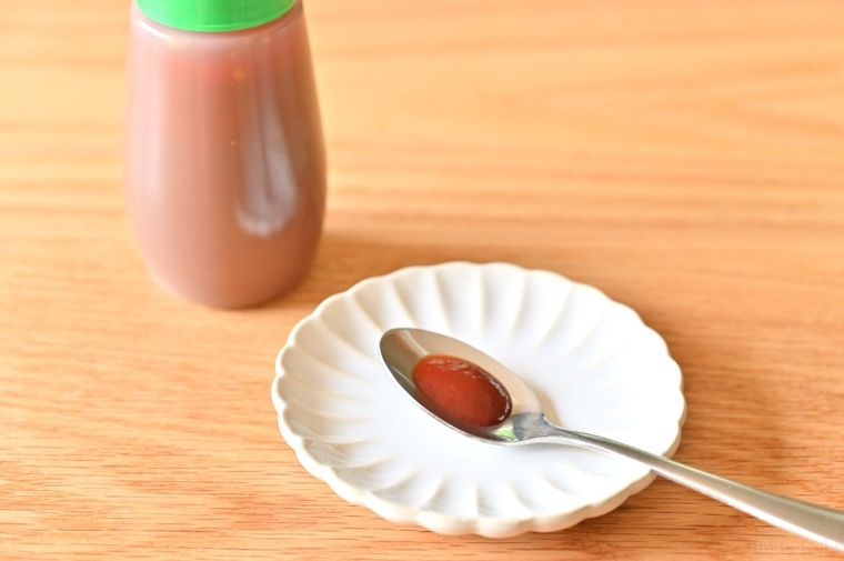 スプーンに少量のシラチャーソースをのせている