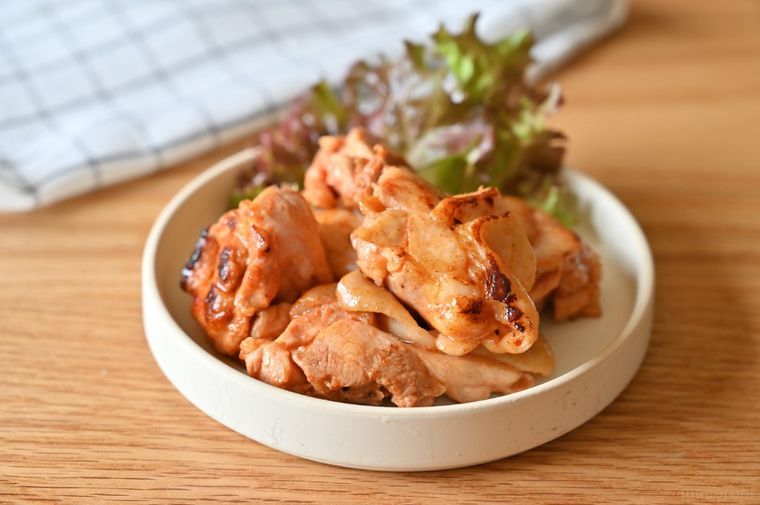 白皿に盛られたレタスと甘辛チキン