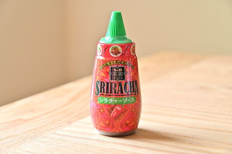 テーブルに置かれたSBの菜館Asia シラチャーソース