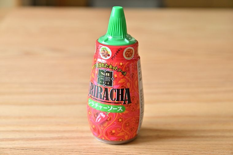 テーブルに置かれたシラチャーソース