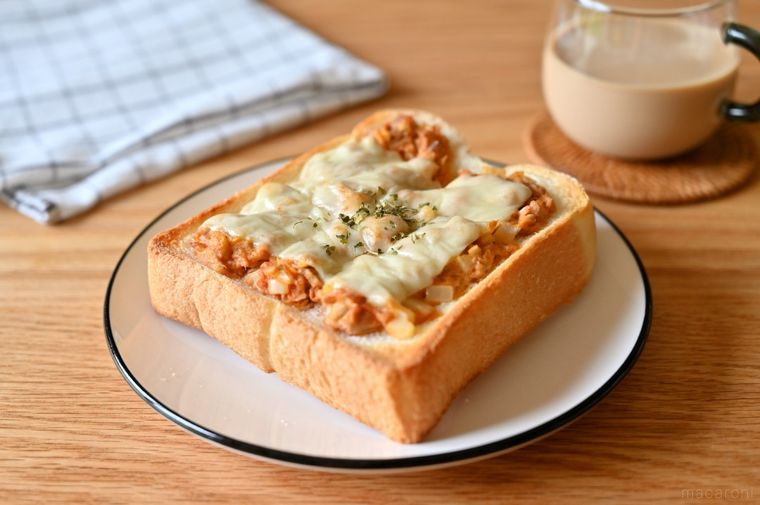 ツナチーズトーストとアイスカフェオレ