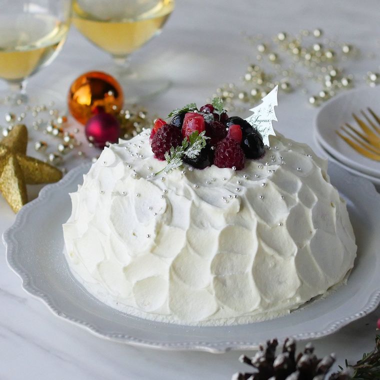 皿に盛り付けられたいちごムースのドームケーキ