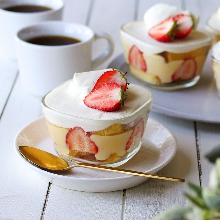 ガラス容器に入ったカップフレジェ