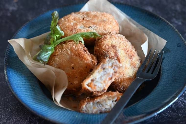 青い皿に盛り付けた肉じゃがリメイクコロッケ