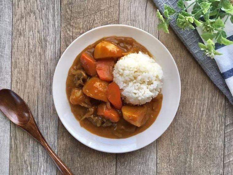 白い皿に盛り付けた肉じゃがでリメイクカレー