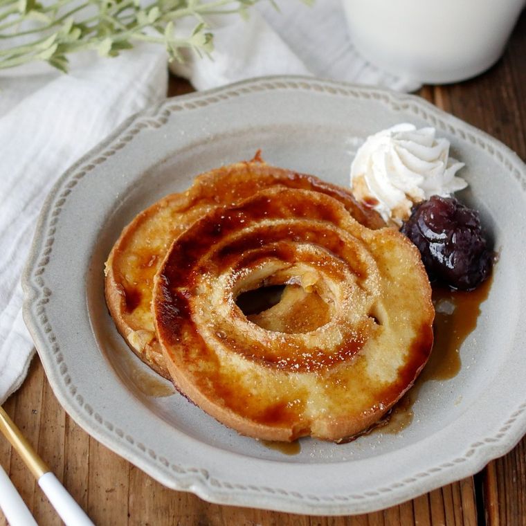 グレーの皿に盛りつけされた車麩のフレンチトースト