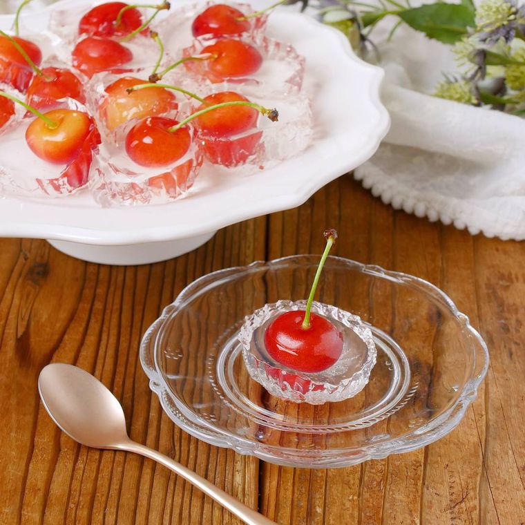 透明皿に盛り付けた、さくらんぼゼリー