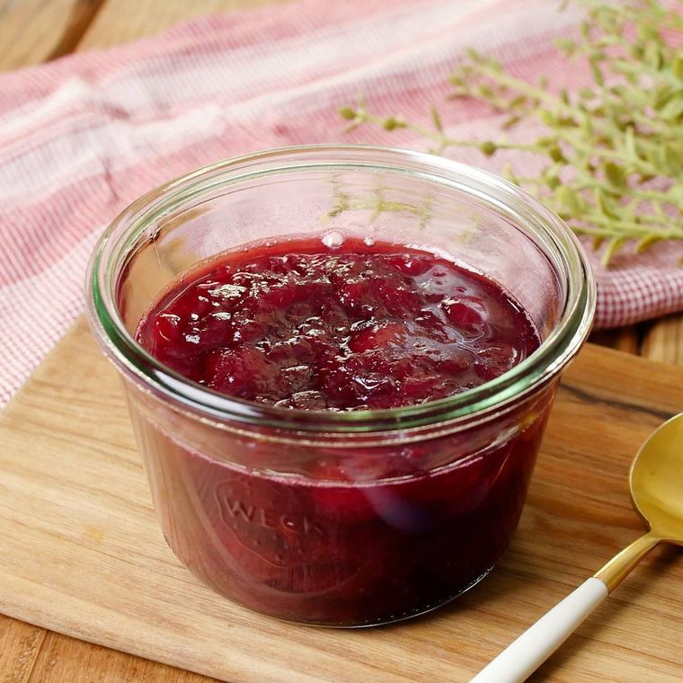 ガラス容器の中のさくらんぼジャム