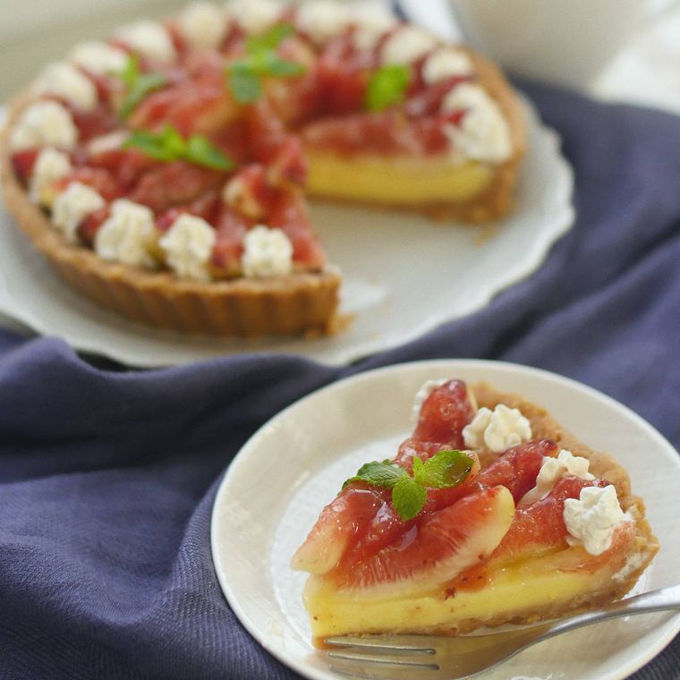 白い平皿に盛り付けられたいちじくのタルト